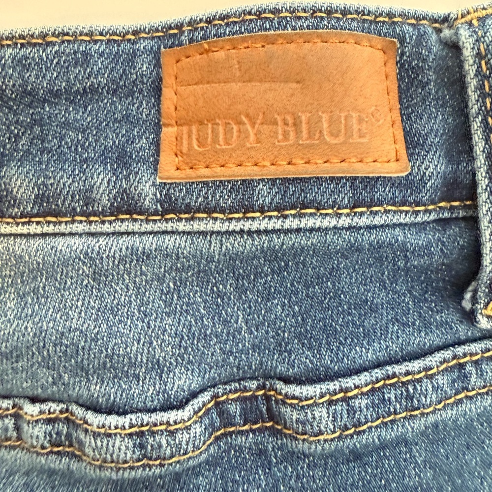 Judy Blue High Rise Distressed Cutoff Denim Shorts 3X Stretch - Picture 5 of 7